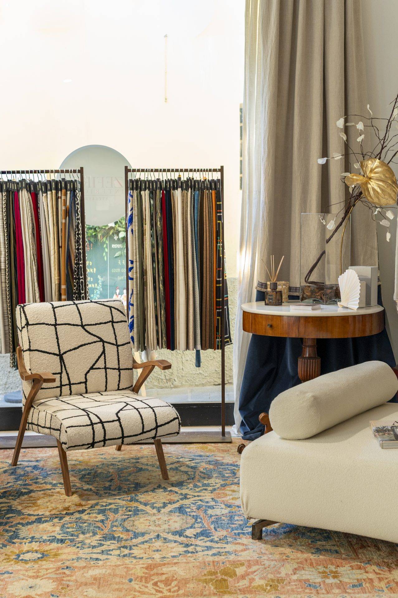 Poltroncina vintage rivestita in tessuto grafico nell'atelier Zefiro Interiors a Empoli