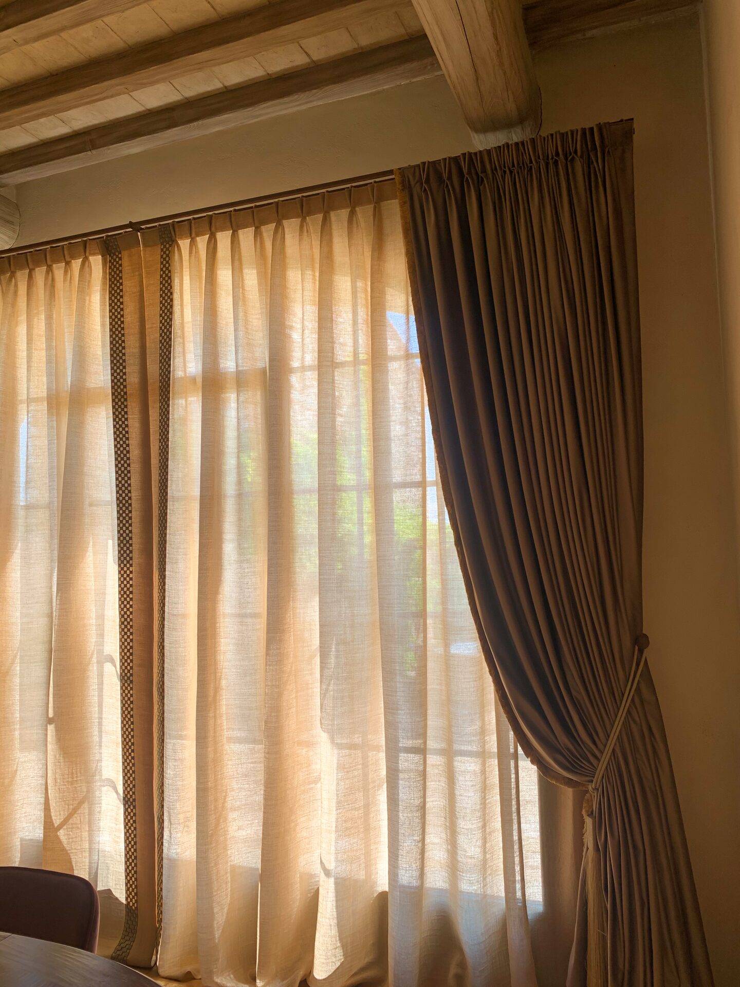 Doppia tenda con velo in lino e tenda pesante bordata di passamaneria, progetto Zefiro Interiors