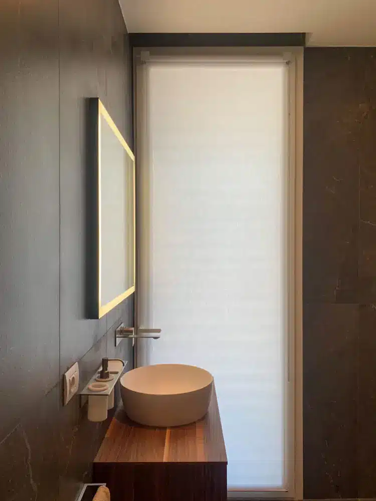 Installazione di tende tecniche a rullo Tao Design nel bagno di una villa a Forte dei Marmi in Toscana