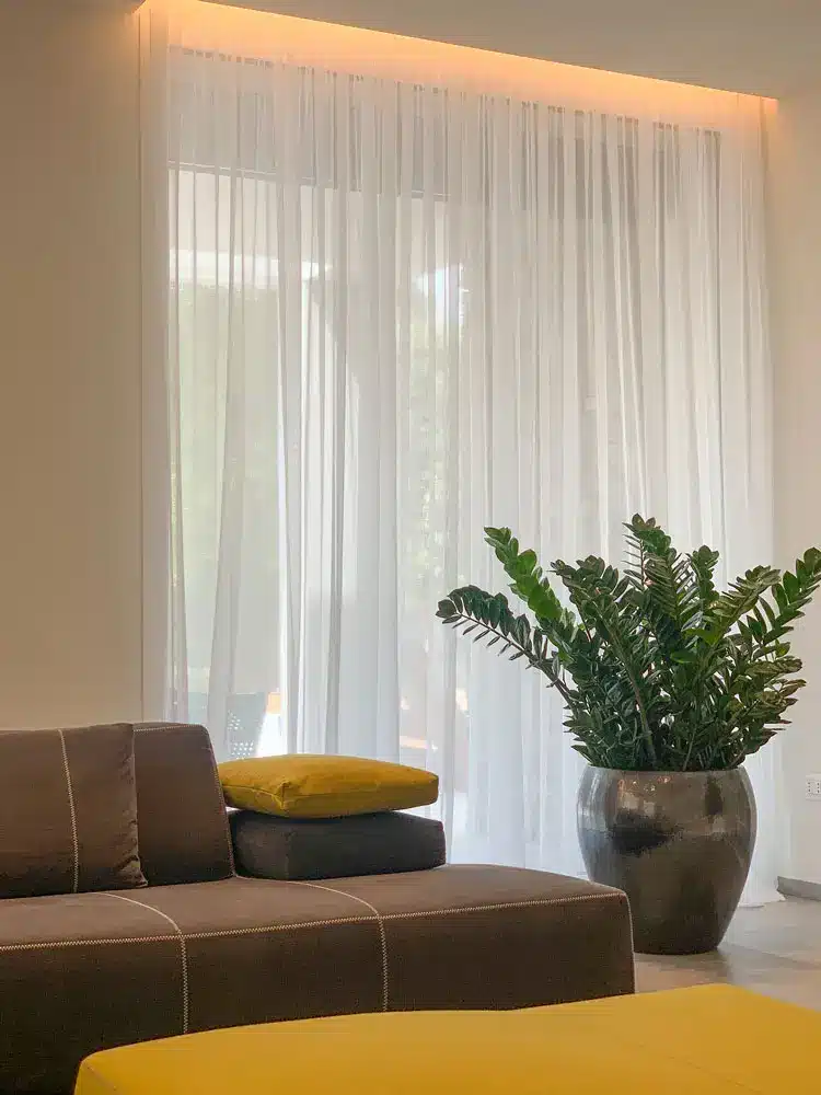 Creation and installation of indoor blinds in the living area of a villa in Forte dei Marmi, Tuscany