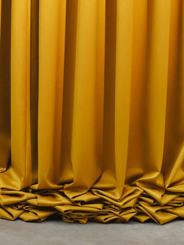 Il tessuto per tende da interno Aplomb di Dedar Milano in color girasole fotografato da Ilaria Orsini. Questo ed altri tessuti per tende da interno potete trovarli nei negozi Zefiro Interiors e Firenze e Empoli.