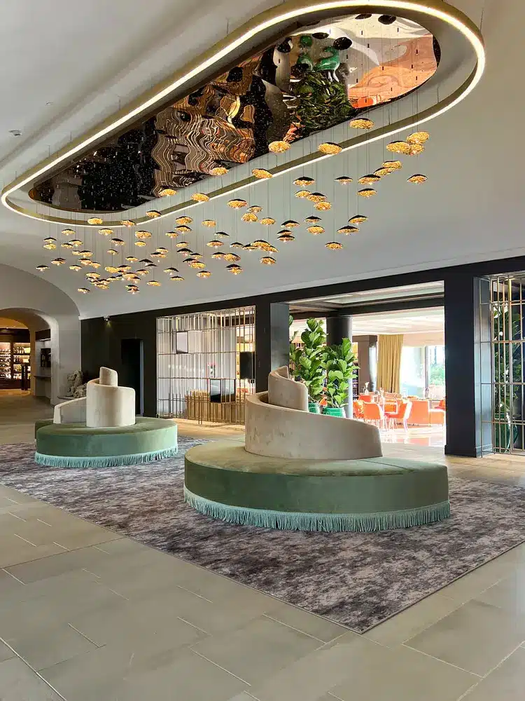 La splendida hall dell'hotel Toscana Resort Castelfalfi a Firenze decorata con tappeti Besana