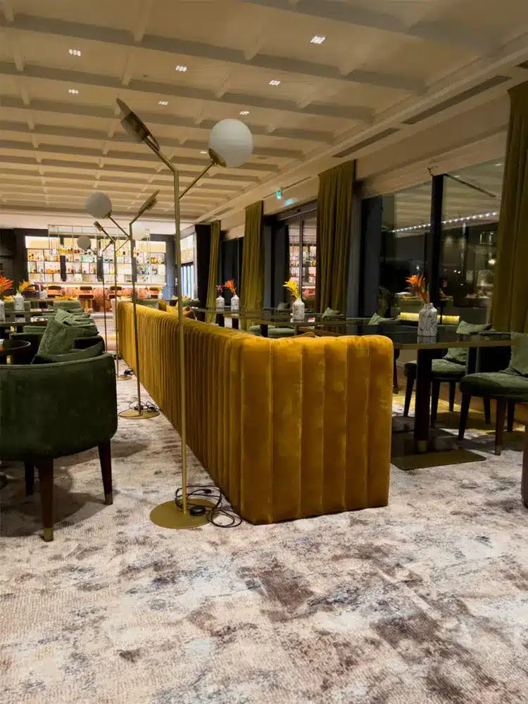 La zona bar dell'hotel Toscana Resort Castelfalfi nelle colline fiorentine arredata coi tappeti moderni a marchio Besana