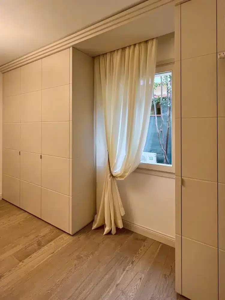 Custom-made interior curtains made to furnish the bedrooms of a flat in Marina di Pietrasanta, Tuscany