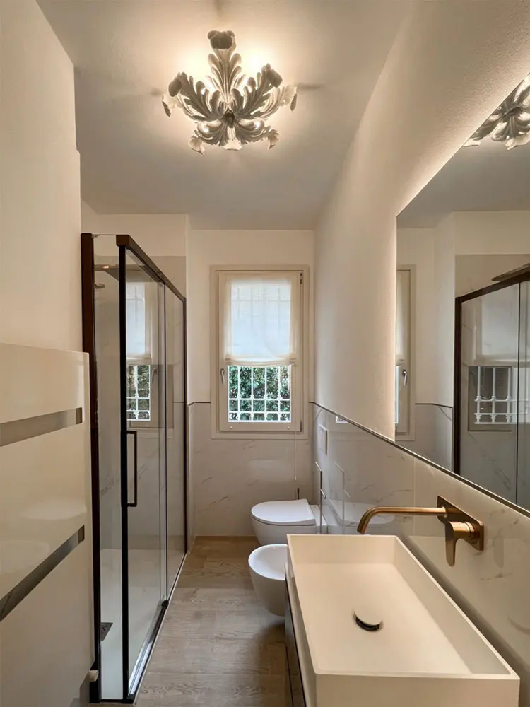 Custom-made furnishing curtains for an elegant and bright bathroom in a flat in Marina di Pietrasanta