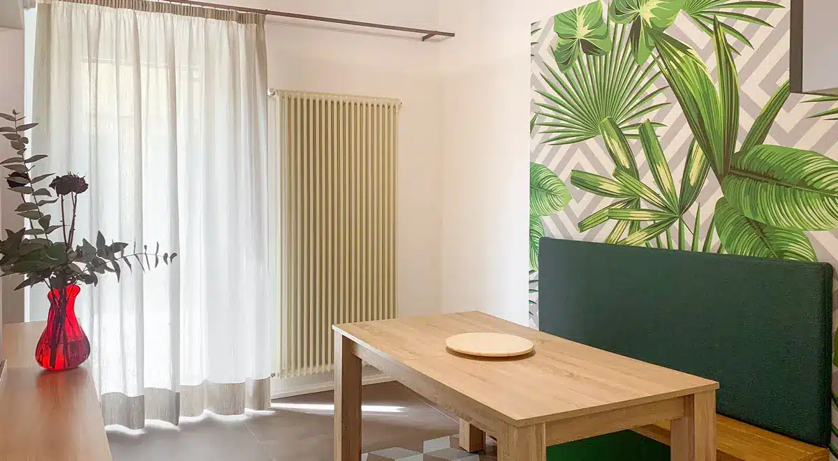 An example of furniture design with interior blinds in a living area. Zefiro Interiors sells interior curtains in Florence and Empoli of the best brands such as Dedar, Elitis, Zimmer+Rohde and others. It also offers design and installation services of interior curtains for individuals and companies.  