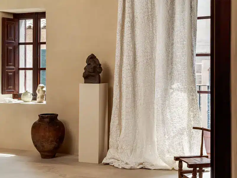 Zefiro Interiors makes custom-made curtains for your home with the best fabrics and guides you to the best result