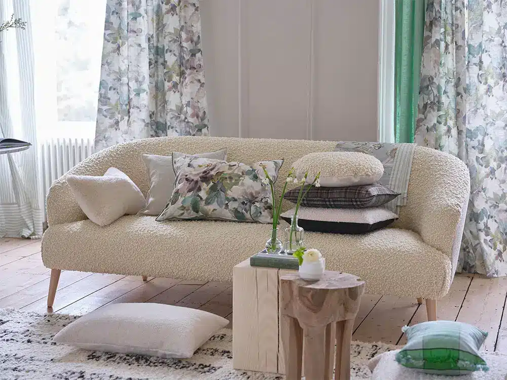 Un divano rivestito con il tessuto invernale bouclé di Designers Guild
