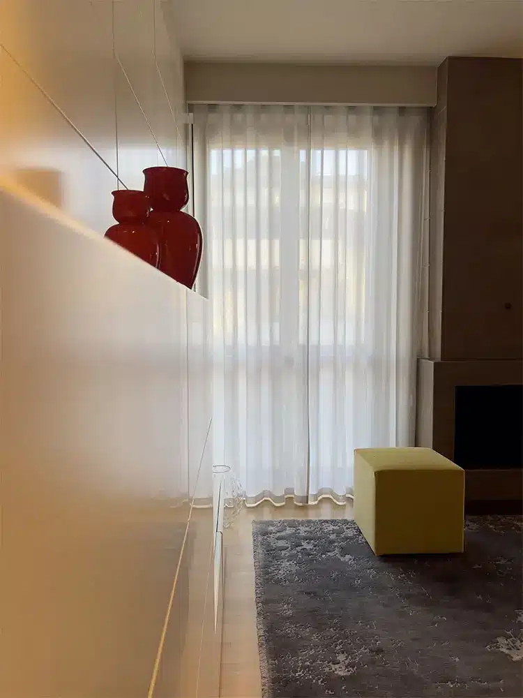 Uso di tappeti, pouf ed elementi di arredo in un progetto di restyling residenziale di un soggiorno